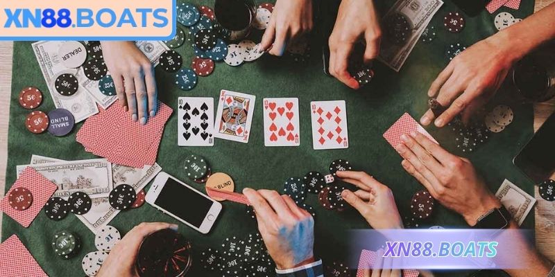 Quan sát đối thủ ra quân và chọn lượt cược hợp lý